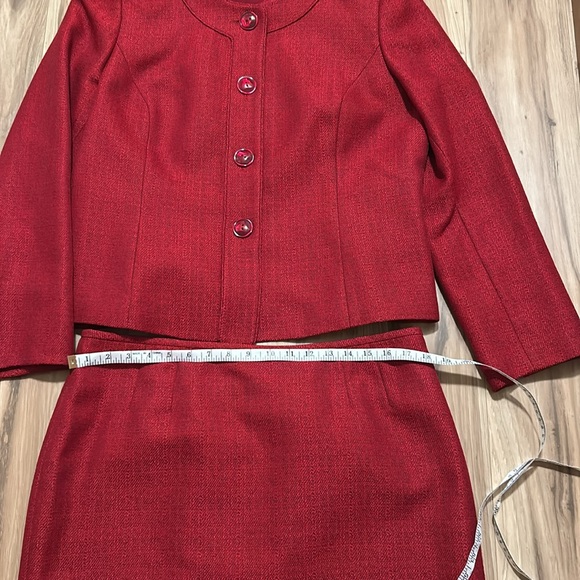 Red suit. Jacket and skirt - Picture 2 of 8